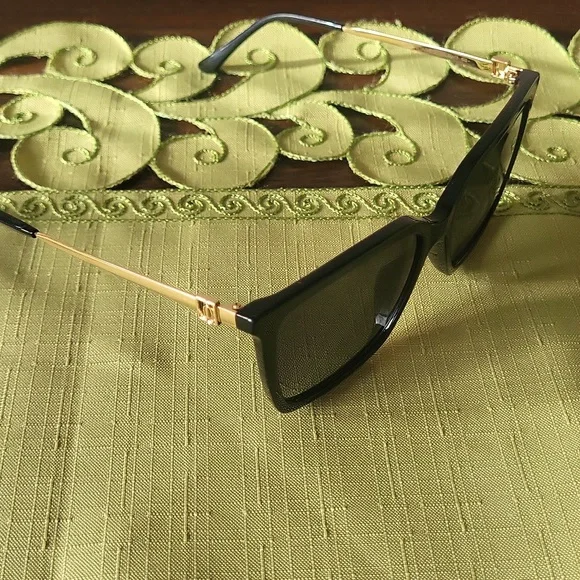 Jimmy Choo Black Sunglasses with Cream Textured Case display picture 2